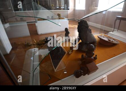 (200324) -- ZAGREB, le 24 mars 2020 (Xinhua) -- la photo prise le 23 mars 2020 montre des expositions endommagées par un tremblement de terre au Musée Mimara à Zagreb, Croatie. Une série de répliques ont continué à hochet la capitale croate Zagreb lundi après un séisme de magnitude 5,4 qui a gravement endommagé la ville un jour plus tôt. Le ministre croate de l'intérieur, Davor Bozinovic, a confirmé lundi qu'il y avait plus de 250 bâtiments endommagés, dont de nombreuses reliques culturelles. Plus de 7 000 propriétés signalées pour l'évaluation des dommages. (Marko Lukunic/Pixsell via Xinhua) Banque D'Images