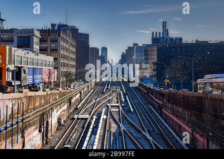 New York City - 17 févr. 2020: 135ème rue Station de métro et piste à Manhattan, New York City. Banque D'Images