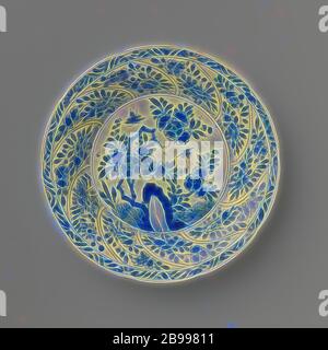 Saucer avec panneaux torsadés et sprays de fleurs, plat en porcelaine avec paroi ronde modélisé dans dix boîtes torsadée, peint en bleu sous glaçure. Sur la télévision un rocher avec une branche de fleurs, plantes et deux papillons, une fleur branche sur le mur dans chaque compartiment, la frontière avec une fleur de vigne, à l'arrière aussi une fleur branche dans chaque compartiment. Inscrite sur le fond avec le caractère chinois "Fú' dans un double cercle. Une puce dans le bord. Bleu Blanc., Fú', anonyme, la Chine, l'c. 1680 - c. 1720, Qing Dynasty, Kangxi (1644-1912) / (1662-1722) période, Porcelaine, glaçure (matériel), le cobalt (minéral), la vitrification Banque D'Images