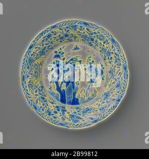 Saucer avec panneaux torsadés et sprays de fleurs, plat en porcelaine avec paroi ronde modélisé dans dix boîtes torsadée, peint en bleu sous glaçure. Sur la télévision un rocher avec une branche de fleurs, de plantes et de papillons, une fleur branche sur le mur dans chaque compartiment, la frontière avec une fleur de vigne, à l'arrière aussi une fleur branche dans chaque compartiment. Inscrite sur le fond avec le caractère chinois "Fú' dans un double cercle. Quelques jetons dans le bord. Bleu Blanc., Fú', anonyme, la Chine, l'c. 1680 - c. 1720, Qing Dynasty, Kangxi (1644-1912) / (1662-1722) période, Porcelaine, glaçure (matériel), le cobalt (minéral), la vitrification, Banque D'Images