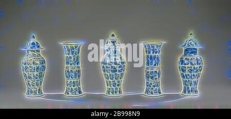 Vase balustre couvert avec des paysages dans les panneaux en forme de balustre, vase en porcelaine, peint en bleu sous glaçure. L'abdomen est divisé en cinq rangées de feuilles de lotus en forme de cartouches avec les paysages. Un paysage continu sur le cou. Le couvercle en forme de cloche est divisé en six compartiments avec les paysages. Au-dessus du pied, sur l'épaule et le bord un groupe avec un motif en zigzag. Sur le couvercle une jante avec bande morte. Couvercle n'est pas la comparaison. Couvercle vase est partie d'un ensemble de l'armoire. Bleu Blanc., anonyme, la Chine, l'c. 1700, Qing Dynasty, Kangxi (1644-1912) / (1662-1722) période, porcelaine (matériau), glaçure, s/n Banque D'Images