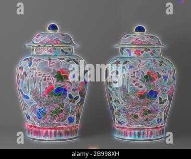 Balustres couverts pot avec des fleurs, des paniers de fleurs et d'insectes, des pulvérisations de balustres en porcelaine en forme de pot couvert, peinte sur l'émail en bleu, rouge, vert, jaune, aubergine, noir et or. Sur le ventre à quatre reprises un panier de fleurs avec aster, pivoine, prunus, blue rain, lotus, chrysanthème et iris. Un panier avec shishi et ruyi motifs et un panier avec feng huangs et caractères chinois. Les sprays de fleurs et d'insectes séparés entre les paniers. Au-dessus du pied un groupe avec des motifs de feuilles stylisées. Sur l'épaule d'une sangle à l'éclosion. Le cou avec les sprays de fleurs et papillons. Une fissure dans le bord du Banque D'Images