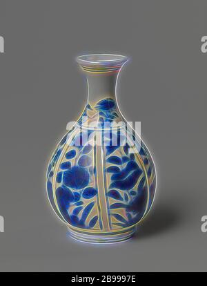 Vase en forme de bouteille miniature avec plantes à fleurs en panneaux, vase en porcelaine miniature à six lobes en forme de bouteille avec corps en forme de poire et col de propagation, peint en bleu sous-brillant. Le mur est divisé en six compartiments avec des plantes à fleurs près d'une roche. Sur le cou des branches et des brindilles de fleurs. Ornement bleu et blanc dérivé de formes végétales, anonyme, Chine, c. 1675 - c. 1724, dynastie des Qing (1644-1912) / période Kangxi (1662-1722) / période Yongzheng (1723-1735), porcelaine (matériau), glaçure, cobalt (minéral), peinture, h 7.1 cm d 4.3 cm, repensé par Gibon, design chaleureux et gai brillant de soupir Banque D'Images