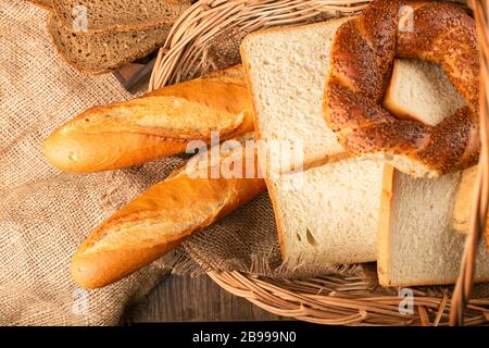 Baguette française avec tranches de pain et petits pains dans le panier Banque D'Images