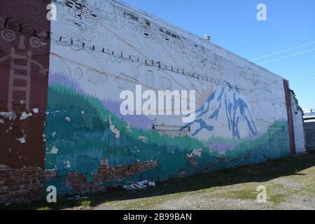 Une murale sur le côté d'un bâtiment en briques dans le centre-ville de Goldendale, comté de Klickitat, État de Washington, États-Unis, montrant le mont Adams. Banque D'Images