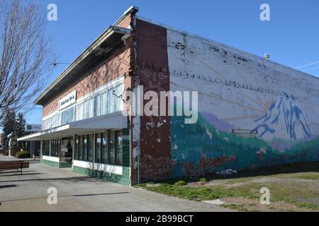 Une murale représentant le Mont Adams peint sur le côté d'un bâtiment historique (la Klickitat County Title Company) dans le centre-ville de Goldendale, État de Washington, États-Unis Banque D'Images