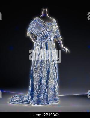 Robe en soie damassée bleu clair avec motifs butah et crêpe de chine, brodé en deux couleurs de fil d'argent, de soie bleue et argent avec paillettes, robe bleu avec un Cachemire soie damassée avec motifs palm. Corsage à V-cou. La moitié, lisse et manches en damas brodé crêpe de chine. Col châle, qui s'exécute dans une pellerine. Veste en dentelle. Une ceinture-corselet "drapé" derrière. Jupe à partir de l'avant et avec une veste. Juste en dessous un drapé d'un S-volute du cordon de soie brodée et fringe. Froissé par l'arrière et ouvert sur la bas jaquette, sur lequel un triangle crêpe brodé Banque D'Images