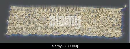 Bande de dentelle de tiroir avec diamants et fait ovale et un border avec des triangles, Bande de dentelle, tiroir naturel dentelle suédoise. La bande est joint à broches sur un carton bleu clair avec sept autres bandes. En haut du carton est' Dentelles Skåne. La Suède. ' Dans le cadre de l'écrit et de la bande de 'Tosterup'. Tosterup est un château à Skåne, situé dans le sud de la Suède. Le motif récurrent est composé d'un diamant alternant avec un ovale. Le long de la face inférieure, les triangles connectés forment une bande décorative. Les motifs sont réalisés en lin avec des découpes. Haut de la séquence est terminée straig Banque D'Images