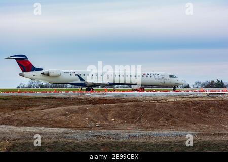 Canadair Regional Jet CRJ-900 (Twin-jet) atterrissage à l'aéroport Blue Grass à Lexington Kentucky Banque D'Images
