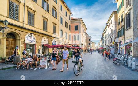 Bordée de cafés et de boutiques, l'arcades Borgo Stretto est une allée populaire dans les vieux quartiers de Pise, Toscane, Italie Banque D'Images