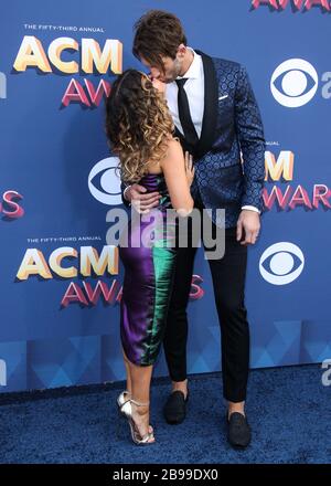 Las Vegas, États-Unis. 23 mars 2020. (DOSSIER) Maren Morris accueille First Baby avec son mari Ryan Hurd. La chanteuse de 29 ans « Bones » a accueilli son premier enfant avec le mari Ryan Hurd le lundi 23 mars 2020. LAS VEGAS, NEVADA, États-Unis - 15 AVRIL : la chanteuse Maren Morris et son mari Ryan Hurd arrivent au 53ème Academy of Country Music Awards qui se tient au MGM Grand Garden Arena le 15 avril 2018 à Las Vegas, Nevada, États-Unis. (Photo de Xavier Collin/image Press Agency) crédit: Image Press Agency/Alay Live News Banque D'Images