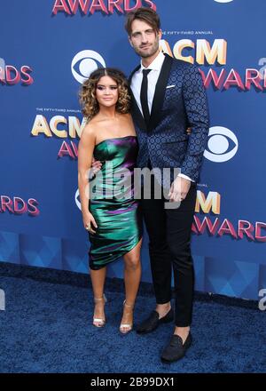 Las Vegas, États-Unis. 23 mars 2020. (DOSSIER) Maren Morris accueille First Baby avec son mari Ryan Hurd. La chanteuse de 29 ans « Bones » a accueilli son premier enfant avec le mari Ryan Hurd le lundi 23 mars 2020. LAS VEGAS, NEVADA, États-Unis - 15 AVRIL : la chanteuse Maren Morris et son mari Ryan Hurd arrivent au 53ème Academy of Country Music Awards qui se tient au MGM Grand Garden Arena le 15 avril 2018 à Las Vegas, Nevada, États-Unis. (Photo de Xavier Collin/image Press Agency) crédit: Image Press Agency/Alay Live News Banque D'Images