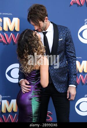 Las Vegas, États-Unis. 23 mars 2020. (DOSSIER) Maren Morris accueille First Baby avec son mari Ryan Hurd. La chanteuse de 29 ans « Bones » a accueilli son premier enfant avec le mari Ryan Hurd le lundi 23 mars 2020. LAS VEGAS, NEVADA, États-Unis - 15 AVRIL : la chanteuse Maren Morris et son mari Ryan Hurd arrivent au 53ème Academy of Country Music Awards qui se tient au MGM Grand Garden Arena le 15 avril 2018 à Las Vegas, Nevada, États-Unis. (Photo de Xavier Collin/image Press Agency) crédit: Image Press Agency/Alay Live News Banque D'Images