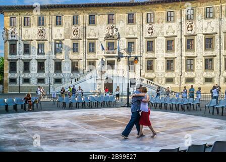 Tango sur la Piazza dei Cavalieri en face du Palazzo della Carovana, Pise, Toscane, Italie Banque D'Images