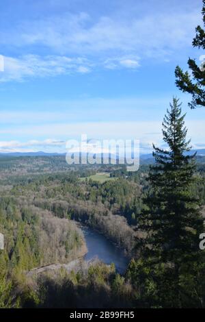 Mt Hood, vu depuis le point de vue de Jonsrud, au-dessus de la rivière Sandy, un endroit pittoresque local à Sandy, comté de Clackamas, Oregon, États-Unis. Banque D'Images