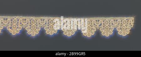 Bande de dentelle de bobin avec roues et pétoncles à cinq lobes, bande de dentelle de bobin de couleur naturelle : dentelle de l'ancien flamand. Dans les pétoncles semi-circulaires est un motif répétitif et symétrique de deux roues superposées, entouré au fond par cinq lobes. Le modèle est composé d'une bande balançoire en lin et tresses., anonyme, pays-Bas du Sud (éventuellement), c. 1620 - c. 1630, lin (matériau), ancienne dentelle flamande, l 53 cm × l 6 cm ×, 5 cm, repensé par Gibon, design chaleureux et gai lumineux de la luminosité et des rayons de lumière radiance. L'art classique réinventé avec une touche moderne. Photographie inspirée par le fu Banque D'Images