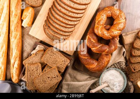 Bagels avec baguette française et tranches de pain Banque D'Images