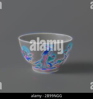 Coupe avec des oiseaux de choo, coupe ronde en porcelaine, peinte sur le glaçure en bleu, rouge, vert, jaune, noir et or avec une paire d'oiseaux de choo, un dans le ciel et un rocher avec une branche de fleur. À l'intérieur d'une rosette sur le fond, dans un double cercle en rouge et or. Kakaemon style., anonyme, Japon, c. 1670 - c. 1700, époque Edo (1600-1868), porcelaine (matériau), glaçure, or (métal), vitrification, h 4.4 cm d 7.1 cm d 3.5 cm, repensé par Gibon, conception de lumière chaude et gaie rayonnant de la brillance et de la radiance des rayons de lumière. L'art classique réinventé avec une touche moderne. Photographie inspirée du futurisme, embrassant Banque D'Images