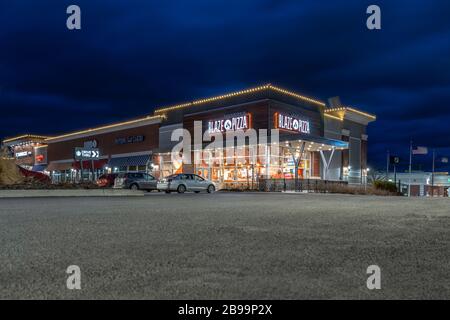 New Hartford, New York - 19 mars 2020: Vue nocturne de Blaze Pizza Restaurant Building Facade Banque D'Images