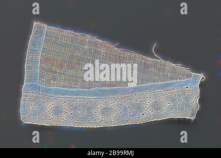 Bande de dentelle avec fleur stylisée entre deux lignes verticales et d'ovales sur un fragment triangulaire de toile batist, Bande de dentelle de couleur naturelle, ancienne dentelle flamand ou néerlandais la dentelle. La bande est fixée à un morceau triangulaire de batiste de lin. La dentelle a un modèle qui est constitué de lignes droites verticales, avec une fleur stylisée dans entre. Sur la ligne centrale, la fleur est flanquée à gauche et à droite par un ovale horizontal a souligné, qui traverse toujours la ligne verticale. Les motifs sont en lin avec des découpes, il n'y a pratiquement aucun terrain, les motifs sont reliés par très peu de bra Banque D'Images
