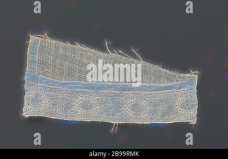 Bande de dentelle avec fleur stylisée entre deux lignes verticales et d'ovales sur un fragment triangulaire de toile batist, Bande de dentelle de couleur naturelle, ancienne dentelle flamand ou néerlandais la dentelle. La bande est fixée à un morceau triangulaire de batiste de lin. La dentelle a un modèle qui est constitué de lignes droites verticales, avec une fleur stylisée dans entre. Sur la ligne centrale, la fleur est flanquée à gauche et à droite par un ovale horizontal a souligné, qui traverse toujours la ligne verticale. Les motifs sont en lin avec des découpes, il n'y a pratiquement aucun terrain, les motifs sont reliés par très peu de bra Banque D'Images