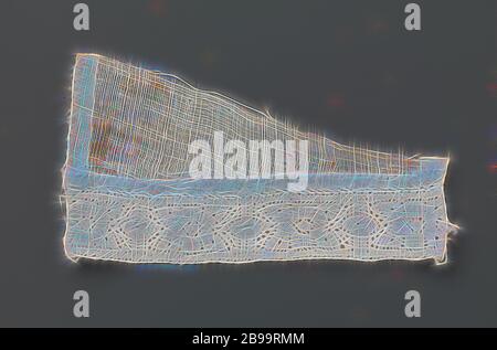 Bande de dentelle avec fleur stylisée entre deux lignes verticales et d'ovales sur un fragment triangulaire de toile batist, Bande de dentelle de couleur naturelle, ancienne dentelle flamand ou néerlandais la dentelle. La bande est fixée à un morceau triangulaire de batiste de lin. La dentelle a un modèle qui est constitué de lignes droites verticales, avec une fleur stylisée dans entre. Sur la ligne centrale, la fleur est flanquée à gauche et à droite par un ovale horizontal a souligné, qui traverse toujours la ligne verticale. Les motifs sont en lin avec des découpes, il n'y a pratiquement aucun terrain, les motifs sont reliés par très peu de bra Banque D'Images