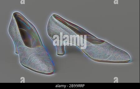 Chaussure de soirée en brocart d'argent, chaussure de soirée droite en brocart d'argent. Pompe à nez arrondi et pointu et talon assez haut et épais. Les talons sont recouverts d'un devant creux et d'une semelle en forme de fer à cheval. La partie supérieure du Brocade se compose de trois parties, plutôt grossières sans aucune décoration. Adresse (à l'intérieur): Clarks, (sur la semelle): C. et J./FABRIQUÉ À STREET / ENGLAND / CLARK dans un (usé) timbre rond., Clarks, Street, c. 1930 - c. 1940, geheel, zool, h 7 cm l 23.5 cm × l 7.5 cm, repensé par Gibon, design chaleureux et gai lumineux de la luminosité et de rayons de lumière radiance. Art classique réinventé Banque D'Images