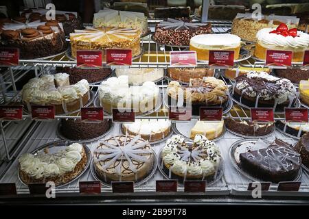 Des gâteaux de boulangerie aux saveurs variées sont exposés dans une armoire de pâtisserie locale et de restaurant - États-Unis Banque D'Images