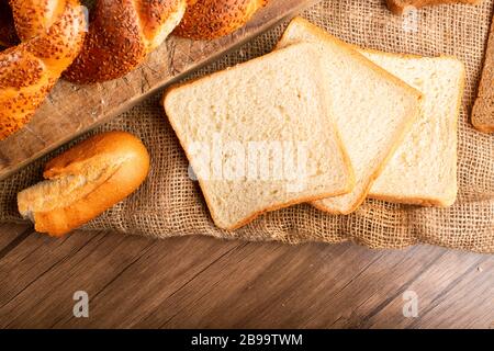 Tranches de pain blanc avec bagels et baguettes Banque D'Images