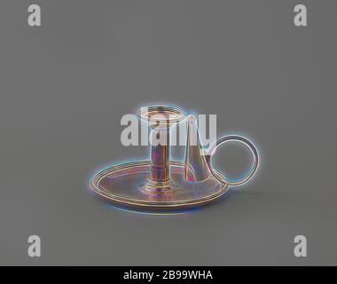 Sconce avec amortisseur argenté. Le grand porte-bougie cylindrique repose sur une feuille ronde légèrement archée. L'amortisseur conique est placé avec un crochet et un œil sur la poignée, Blaker avec amortisseur argenté. Le grand porte-bougie cylindrique repose sur une feuille ronde légèrement archée. L'amortisseur conique est fixé à la poignée de la sconce au moyen d'un crochet et d'un oeil., Elizabeth Jones, Londres, 1809, blaker, vetvanger, dôme, h 5.5 cm × d 10.0 cm × l 99.0 gr, réimaginé par Gibon, design chaleureux et joyeux, lumineux et radiance des rayons lumineux. L'art classique réinventé avec une touche moderne. Photographie en petits Banque D'Images