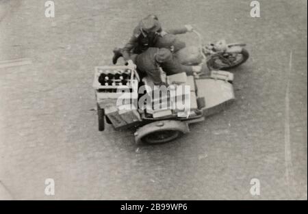 SORTIE PARIS, 19 AOUT 1944 - MOTO MILITAIRE AVEC SIDE-car 'libération de Paris, 19 août 1944 - moto militaire avec side-car'. Photographie anonyme. Paris, musée Carnavalet. Banque D'Images