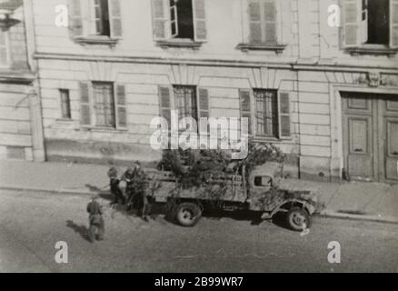 SORTIE PARIS, 19 AOUT 1944 - SS TRUCK PaRACHUTISTE 'libération de Paris, 19 août 1944 - Camion de parachutistes SS'. Photographie anonyme. Paris, musée Carnavalet. Banque D'Images