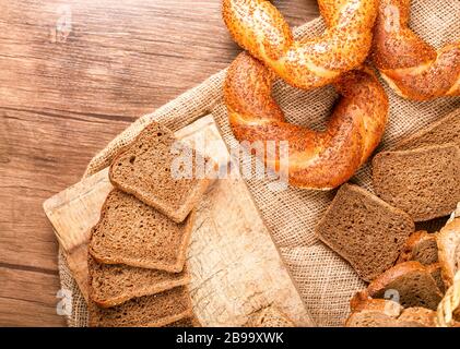 Bagels et tranches de pain brun sur la nappe Banque D'Images