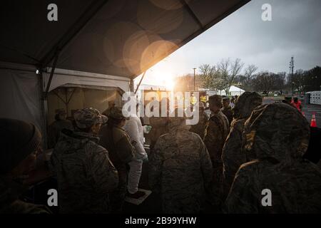 Holmdel, États-Unis. 23 mars 2020. Le 23 mars 2020, Rory E. Tippit, chef de la Garde nationale de l'Armée du New Jersey, a fait preuve d'une aide médicale auprès de la 21ème équipe de soutien civil, lors d'un test communautaire COVID-19 au Centre des arts de la Banque PNC à Holmdel, N.J.. Le site de test, établi en partenariat avec l'Agence fédérale de gestion des urgences, est doté du Département de la santé du New Jersey, de la police d'État du New Jersey et de la Garde nationale du New Jersey. Photo du Sgt principal. Matt Hecht/États-Unis Air National Guard/UPI crédit: UPI/Alay Live News Banque D'Images