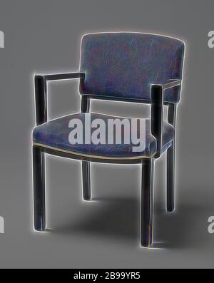 Fauteuil avec accoudoirs anguleux et couverte de bande bleue, Fauteuil de bois laqué noir reposant sur quatre pieds carrés. Les pattes avant sont droites et les pattes postérieures sont légèrement pliés et continuer à l'arrière. Le siège est réglé en quatre lignes, les deux lignes de côté qui sont droits et les lignes avant et arrière plié. Le bas de caisse le dossier est aussi tordue. Télévision accoudoirs angulaire délabré du centre du dossier et reste à l'avant, pas en ligne avec les pattes avant, sur la télévision, qui sont partiellement struts attaché à et en partie contre le siège. La main courante et le siège sont co Banque D'Images