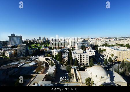 Vue sur le centre-ville de Jérusalem, y compris le parc de l'indépendance et le musée de la tolérance à Jérusalem. Banque D'Images