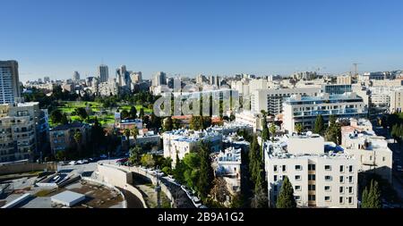 Vue sur le centre-ville de Jérusalem, y compris le parc de l'indépendance et le musée de la tolérance à Jérusalem. Banque D'Images