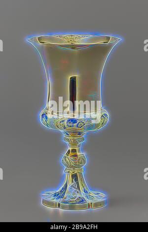 Coupe du calice d'or avec émail bleu et blanc, les six lobes fortement incurvée, rajeunir, de repose-pieds de haut sur une paroi bais. Il est fermé en haut par un bord cannelé, en surplomb. Au-dessus le tronc s'élève, qui est composé d'un imprimé en relief, nodus à volutes. La tasse en forme de cloche a une partie inférieure sphérique. Les lobes du pied sont décorées avec un motif en alternance de C-placés symétriquement de volutes et d'un émail blanc fleur branche d'émail bleu, d'un côté ou d'un S-volute asymétrique d'émail blanc sur lequel une fleur et deux volutes de germes d'émail bleu. La sp Banque D'Images