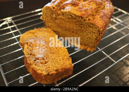 Tranche de pain de citrouille fait maison coupée de Loaf sur la grille de refroidissement Banque D'Images