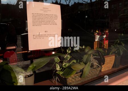 San Fransisco, Californie, États-Unis. 20 mars 2020. Un panneau dans la fenêtre d'un restaurant à Chinatown, San Fransisco. Au cours de l'éclosion de COVID-19. Crédit: Rick Majewski/ZUMA Wire/Alay Live News Banque D'Images