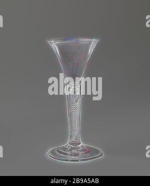 Elingue en verre avec bol en forme d'entonnoir, pied conique. Tronc droit, légèrement évasé avec un pendule à air multiple et une bulle d'air insérée en forme de déchirure, se fusionnant dans un calice en forme de trompette., anonyme, Angleterre, c. 1750 - c. 1775, verre, soufflage de verre, h 18.1 cm × d 8.5 cm, repensé par Gibon, conception de lumière chaleureuse et gaie, rayonnant de luminosité et de lumière rayonnante. L'art classique réinventé avec une touche moderne. Photographie inspirée par le futurisme, embrassant l'énergie dynamique de la technologie moderne, le mouvement, la vitesse et révolutionnez la culture. Banque D'Images