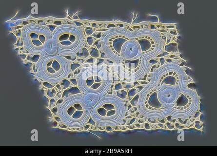 Bande de dentelle crochet avec cinq étoiles pointues et des fleurs faites avec des cercles ouverts, partie d'une bande de couleur naturelle de dentelle crochet irlandais. Le motif original et répétitif se compose d'une double rangée avec un total de huit motifs floraux triangulaires faits de cercles ouverts, entrecoupées d'une étoile à cinq pointes avec un cercle au milieu et un cercle à chaque point. Maillage irrégulier crocheté avec picots. Le haut et le bas sont finis avec une règle., anonyme, Ierland, c. 1890 - c. 1909, coton (textile), l 8.5 cm × l 5.5 cm, repensé par Gibon, design de chaleureux gai brillant de luminosité et li Banque D'Images