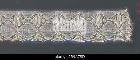 Bande de bobine de bande avec toile d'araignée, bande de toile de bobine naturelle : dentelle Cluny. Motif avec des rangées de diamants correspondants, reliés par un terrain de longues tresses. Bord faiblement dentelé de longues barres d'âme., M. Schutten-Putters, Hellevoetsluis, c. 1920 - c. 1929, lin (matériau), dentelle Cluny, h 350 cm × l 4.5 cm ×, 3 cm, repensé par Gibon, conception de lumière chaude et gaie rayonnant de lumière et de rayons de lumière. L'art classique réinventé avec une touche moderne. Photographie inspirée par le futurisme, embrassant l'énergie dynamique de la technologie moderne, le mouvement, la vitesse et révolutionnez la culture. Banque D'Images