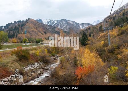 Vue sur le quartier de Medeu montrant le téléphérique utilisé pour accéder à la station de ski de Shymbulak. Rivière Malaya Almatinka visible. Situé près d'Almaty, Kazakhstan. Banque D'Images