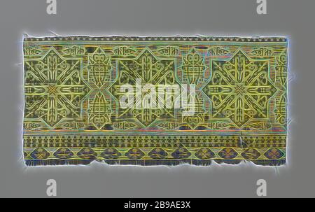 Fragment de samite avec des motifs étoiles et un script Kufic, fragment d'un tissu de soie avec des fils de chaîne noirs et avec des fils de trame noirs, verts et jaunes formant un ornement de bordure de noir, placé à côté l'un de l'autre sur un sol jaune sur un sol jaune, avec 16 coins. Ici un ornement en forme d'étoile de caractères croisant de manchette et une étoile jaune comme décoration de coeur. Le long des côtés des 16 coins se trouvent de petites boîtes vert clair avec des caractères noirs. Décoration de bordure en noir, vert et jaune., anonyme, Persia, 1600 - 1799, soie, samite, h 57.6 cm × l 28 cm l 1.4 cm, réimaginé par Gibon, Banque D'Images