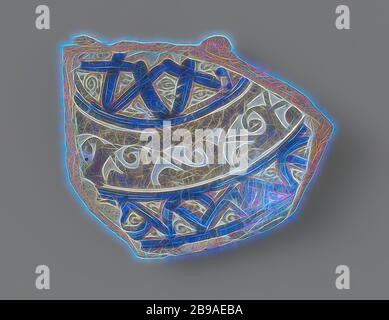 Plat ou fragment de bol avec bordures ornementales, fragment d'un plat de frites de quartz avec un glaçage de couleur crème. Décoré de bandes décoratives avec des motifs géométriques et curl en bleu et lustre., anonyme, Manises, c. 1600 - c. 1699, faïence, glaçure, lustre (textile), vitrification, h 5.8 cm × l 9.9 cm × d 7.1 cm, repensé par Gibon, design chaleureux et joyeux, brillant de luminosité et de rayons de lumière radiance. L'art classique réinventé avec une touche moderne. Photographie inspirée par le futurisme, embrassant l'énergie dynamique de la technologie moderne, le mouvement, la vitesse et révolutionnez la culture. Banque D'Images