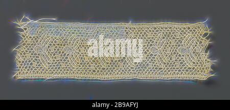 Bande de dentelle avec les insectes stylisés et des moules dans un coin, Bande de dentelle de couleur naturelle, Buckingham Palace. Le motif répétitif forme un large sentier de l'autre côté de la ligne centrale de la bande. Il est composé de 5 petits carrés, placé dans un coin au-dessous de l'autre, alternant avec un insecte stylisé avec un corps circulaire avec ailes double attaché à lui, qui en font le même angle que les carrés. Les sachets sont mis en forme. Chaque corps circulaire des insectes est faite en lin. Un épais et brillant fil contour court autour du cercle et s'exécute à travers les mailles et les formes des ailes. Le mes Banque D'Images