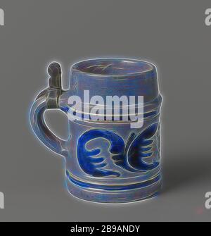 Tankard avec un monogramme et des rouleaux foliaires stylisés, mug à bière cylindrique en grès avec une oreille en forme de C. Partiellement recouvert de bleu cobalt. Entre deux profils avec une ligne horizontale bleue, un monogramme imprimé et imposé est estampé avec les lettres « G R » (George Rex ou King George of England) dans un médaillon avec des feuilles. Vigne stylisée de feuilles gravées autour du médaillon. À l'oreille, la charnière d'un cadre en étain, le couvercle est manquant. Westerwald., anonyme, Westerwald, c. 1710 - c. 1730, grès, glaçure, cobalt (minéral), montueur, vitrification, h 11.9 cm d 8 cm d 9 cm l 12.5 cm, Reim Banque D'Images