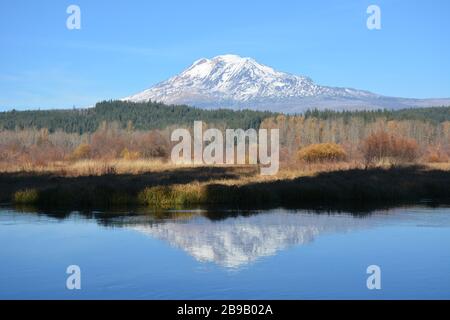 Le stratovolcan de 12,280 pieds Mt Adams vu de Trout Lake, comté de Klickitat, État de Washington, États-Unis. Banque D'Images