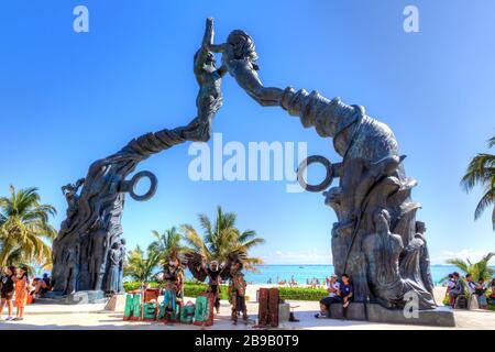 PLAYA DEL CARMEN, MEXIQUE - DEC. 26, 2019: Les visiteurs se mêlent sur la plage du parc Fundadores à Playa del Carmen sur la côte des Caraïbes de la Riviera Maya avec p Banque D'Images